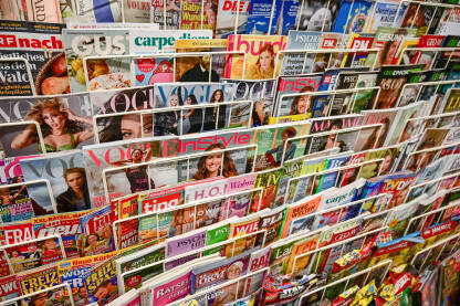 Austrijske/njemačke novine. Časopisi na kiosku. Novine. Sedmični i mjesečni magazini na štandu.