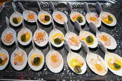 Porcije amuse-bouches-a i predjela. Predjela poslužena na tanjirima u restoranu. Mali zalogaji. Catering.