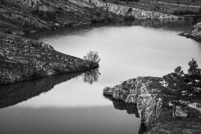 Jezero Klinje Detalj na jezeru Klinje u Gacku, Republika Srpska.