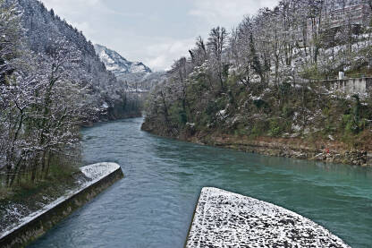 Rijeka Neretva Rijeka Neretva, u sniježnom okruženju, na izlazu iz Hidroelektrane Jablanica.