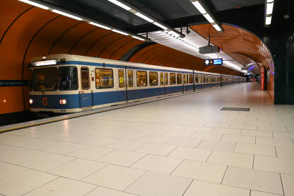 Putnički voz Minhen, Njemačka: Putnički voz na željezničkoj stanici. Prijevoz. Voz podzemne željeznice. Metro.