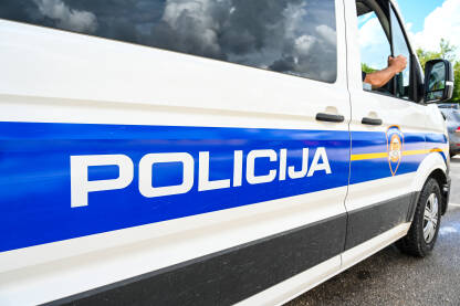 Policija Hrvatske, znak na vozilu Policija Hrvatske, znak na vozilu. Grb i naziv hrvatske policije.