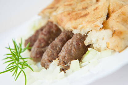 Cevapi 3 Ćevapi u lepini sa lukom