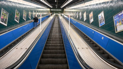 Pokretne stepenice Pokretne stepenice u podzemnoj željezničkoj stanici. Metro.