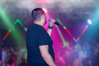 Estradni umjetnik Estradni umjetnik Peđa Medenica napunio nocni klub.