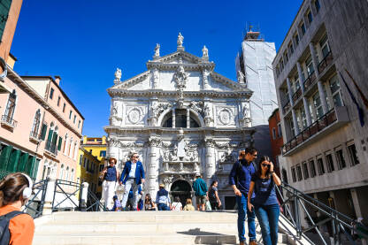 Venecija, Italija. Popularna turistička destinacija. Venecija, Italija: Historijske građevine uz riječni kanal. Popularna turistička destinacija.