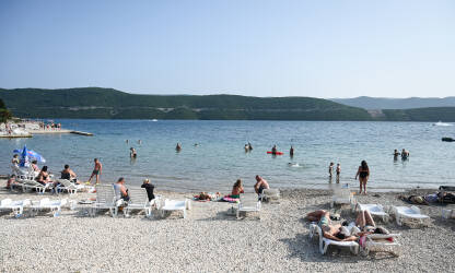 Turisti na plaži u Neumu. Ljudi se kupaju i sunčaju u Nemu, BiH. Turisti na plaži u Neumu. Ljudi se kupaju i sunčaju u Nemu, Bosna i Hercegovina. Ljetni godišnji odmor. Turizam.