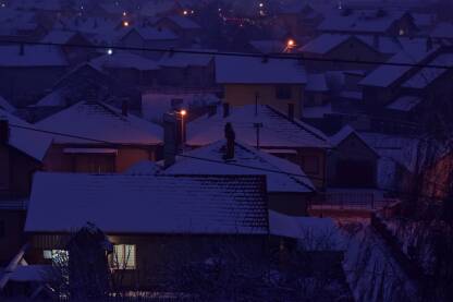 Prvi snijeg zabijelio krovove