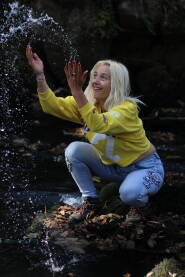 Žena na vodi Žena na vodi,hvata mjehuriće u vazduhu