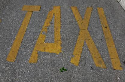 Oznaka za taxi stajalište Znak taxi stajališta, jasno označen žutim slovima, što signalizira mjesto zaustavljanja taksija i olakšava pronalazak prijevoza za putnike.