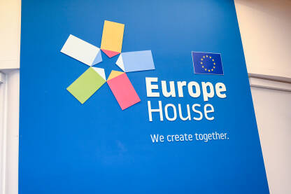 Europe House, Sarajevo. Europe House, Sarajevo. Simbol na banneru. Europe House je dugoročni komunikacijski projekt Delegacije Europske unije u BiH koji zamjenjuje EU info centar u BiH.
