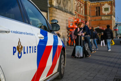 Amsterdam, Nizozemska: Policijski patrolni automobil na ulici. Amsterdam, Nizozemska: Policijski patrolni automobil parkiran na ulici u Holandiji. Policijski automobil.