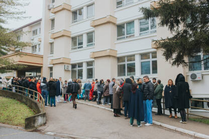 Protest ispred bolnice u Brčkom Protest zdravstvenih radnika zbog loših uslova rada u brčanskom zdravstvu