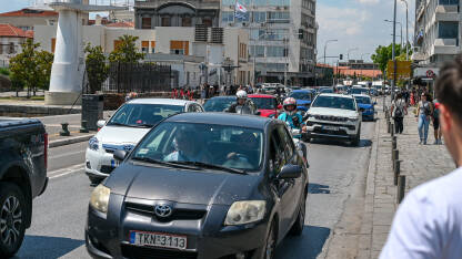 Gužva u saobraćaju u Solunu, Grčka. Mnogo automobila na ulici. Mnogo automobila na ulici. Gužva u saobraćaju. Vozila se kreću asfaltnom cestom tokom špice. Vožnja automobila u gradu.
