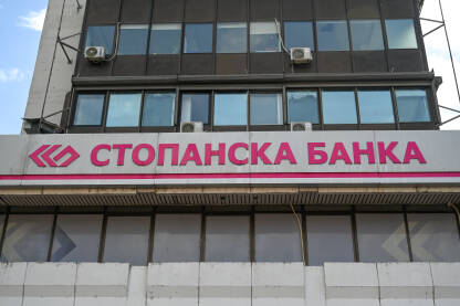 Stopanska banka Stopanska banka. Logo banke na zgradi u Skopju. Stopanska banka osnovana je 1944. godine i trennutno je najveća banka u Sjevernoj Makedoniji.