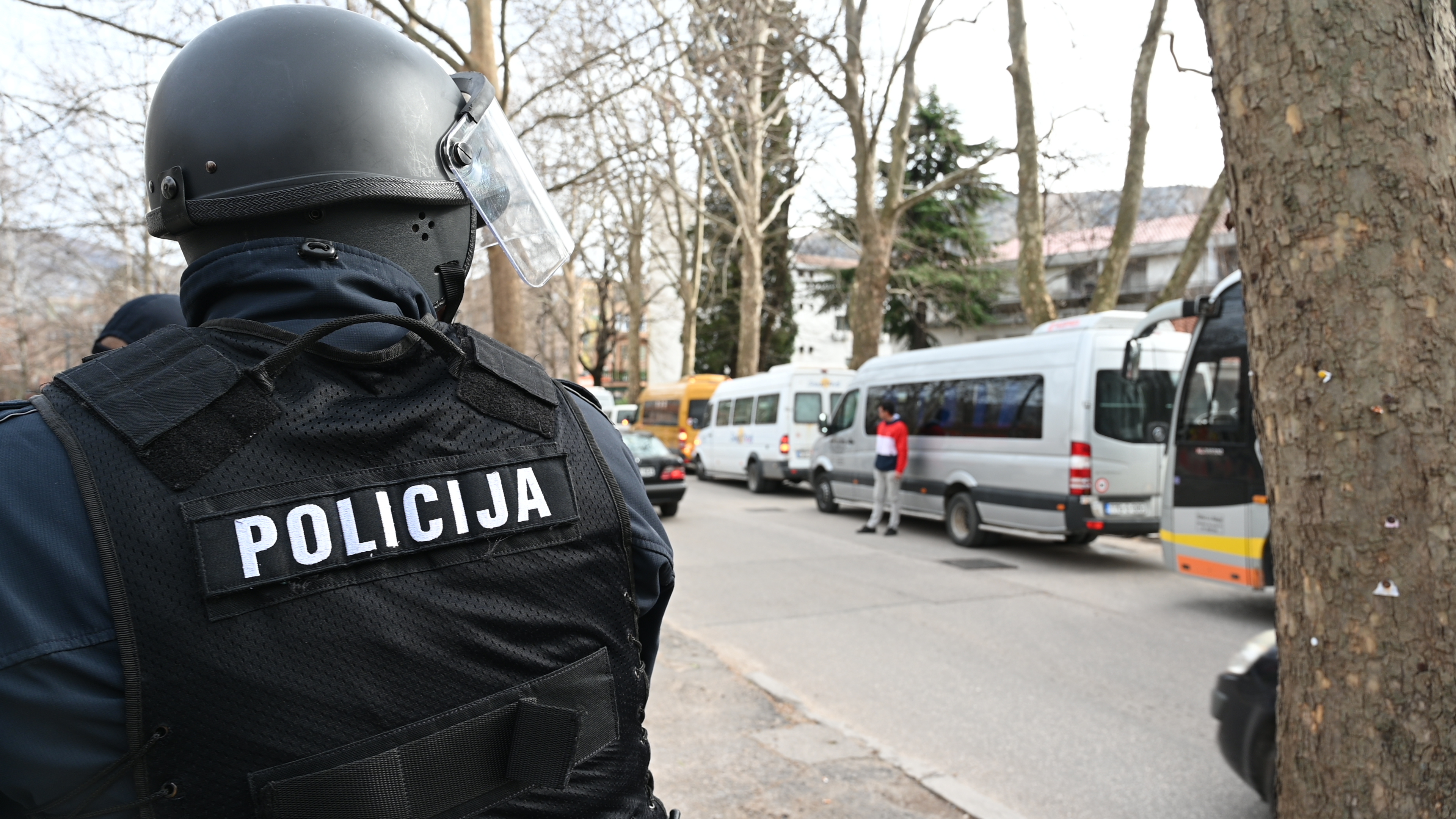 Specijalne policijske snage Specijalne policijske snage na ulici. Taktički naoružani policajac na protestu. Tim interventne policije.