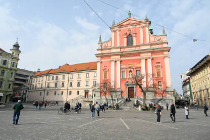 Ljubljana, Slovenija. Zgrade i ljudi na trgu. Ljubljana, Slovenija. Zgrade u centru grada. Ljudi na trgu.