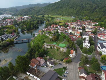 Pogled na tvrđavu Pset u Bosanskoj Krupi. U podnožju tvrđave, nalaze se tri različita vjerska objekta - katolička crkva, pravoslavni hram i džamija
