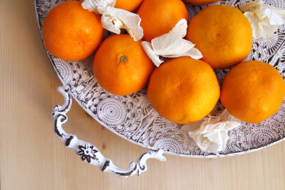 Mandarine Zdjela mandarina na stolu