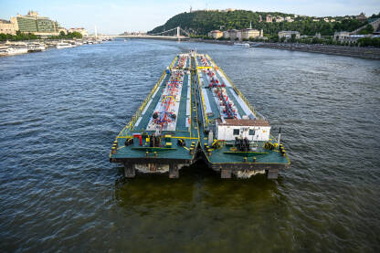 Riječna barža. Transportni brod na Dunavu. Prijevoz plina brodom.