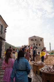 Turisti Stari Most prepun turista