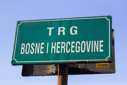 Saobraćajni znak koji označava lokaciju Trg Bosne i Hercegovine u Zenici.