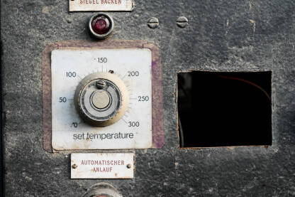 AK1_8027 Upravljačka konzola mašine u napuštenoj fabrici. Stari kontrolni panel na proizvodnoj liniji u tvornici. Prekidači, sklopke i instrumenti. Industrija.
