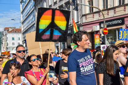 Povorka ponosa 2022 Povorka ponosa u Sarajevu, 2022. godine. Učesnici nose transparente i dugine zastave. Protest za prava LGBTIQ zajednice.