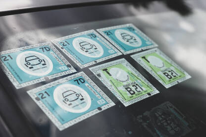 Vinjete za putarine Naljepnice za cestarinu za autoputeve na vjetrobranskom staklu automobila. Puno vinjeta za cestarine. Naljepnice za naplatu cestarine.