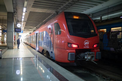 Voz Beograd-Valjevo-Užice Savremeni voz stoji na peronu i čeka polazak na relaciji Beograd Valjevo Užice
