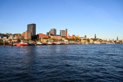 Hamburg, Njemačka Hamburg, Njemačka. Panoramski pogled na luku i zgrade. Elbphilharmonie, koncertna dvorana.