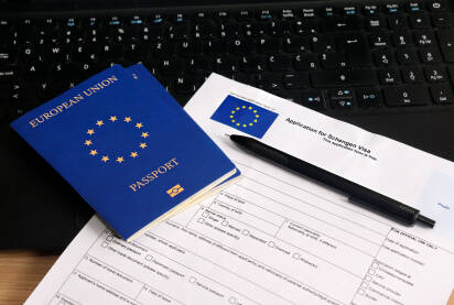 Migracije, apliciranje za Šengen vizu Migriranje u zemlje EU. Aplikacija za vizu. Pasoš Evropske unije.
Fotografija besplatna za medijsku upotrebu, komercijalno korištenje zabranjeno.
Autor: Nermin Smajić