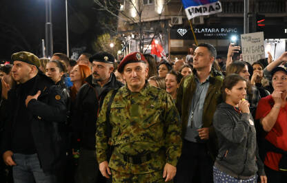 Studenti i građani traže pravdu za poginule tokom pada nadstrešnice u Novom Sadu. Veče pred studentski protest, 14. mart 2025. godine. Ratni vojni veteran u uniformi.