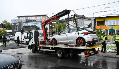 Vozilo "pauk" odvozi nepropisno parkiran automobil. Vozilo "pauk" odvozi nepropisno parkiran automobil. Automobil na kamionu.