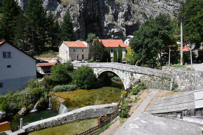 Livno, BiH: Stari kameni most iznad rijeke Bistrice. Livno, BiH: Stari kameni most iznad rijeke Bistrice. Izvor rijeke Bistrice. Duman.