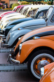 Oldtimer bube na bijeljinskoj bubijadi Stari retro automobili na bubijadi. Stoje parkirani jedan pored drugog. Različitih su boja.