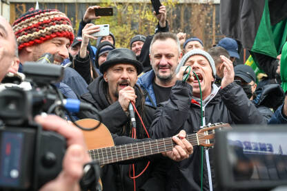Bend Dubioza kolektiv na protestu rudara Bend Dubioza kolektiv svira i pjeva na protestu sa rudarima.
