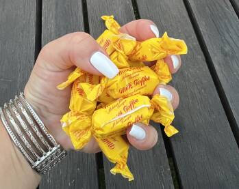 Mliječne karamele žutog omota s crvenim slovima