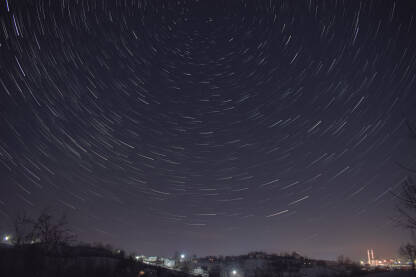 Star trail Startreail fotografija sa vidljivom rotacijom nocnog neba i dzamijom