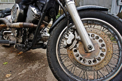 Motocikl na parkingu. Dijelovi motora u krupnom planu.