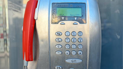 Stara javna telefonska govornica Stara javna telefonska govornica na ulici u gradu.