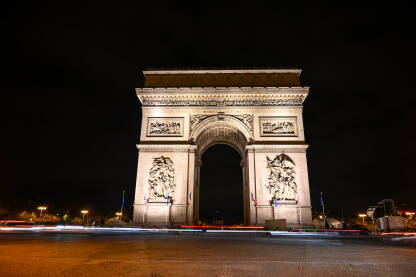 Pariz, Francuska, Trijumfalna kapija noću. Pariz je vodeća turistička destinacija u Evropi sa brojnim kulturno-historijskim spomenicima.