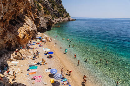 Plaža Pasjača, Dubrovnik, HR Pasjača je jedna od najpopularnijih plaža u Hrvatskoj. Nalazi se u blizini Duborvnika. Sama plaža je jako skrivena, do nje vodi jako strm put koji je usječen u stijenu.