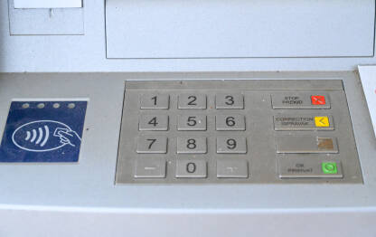 Bankomat Bankomat. Tipke na bankomatu pored banke.