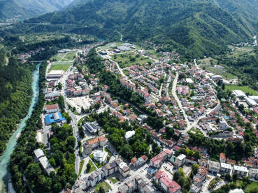Jablanica, Bosna i Hercegovina, snimak dronom. Panorama Jablanice i rijeke Neretve.