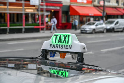 Taxi u Parizu, Francuska Pariz, Francuska: znak za taksi na krovu automobila. Taksi na ulici. Taxi stajalište u gradu. Prijevoz.