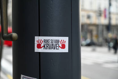 Beograd, Srbija: Naljepnica sa natpisom: "Ruke su vam krvave". Beograd, Srbija: Naljepnica sa natpisom: "Ruke su vam krvave". Protesti u Srbiji. Studentski protesti.