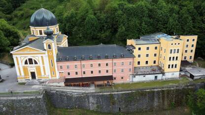 Franjevački samostan Duha Svetoga u Fojnici Franjevački samostan Duha Svetoga nalazi se u Fojnici, ispod brda Križ. Starost samostana nije moguće precizno utvrditi, no dokumenti potvrđuju nazočnost franjevaca u Fojnici još početkom 14 stoljeća.