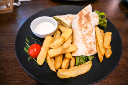 Tortilja sa krompirom poslužena u restoranu. Tortilja sa krompirom poslužena u restoranu. Tortilja sa pilećim mesom.