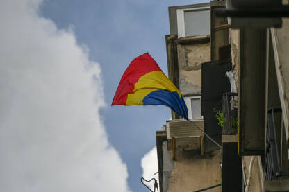 Nacionalna rumunska zastava. Zastava Rumunije postavljena na krov zgrade.